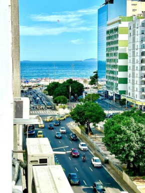 Apartamento a 1 Quadra da Praia de Copacabana – Conforto e Localização Perfeita